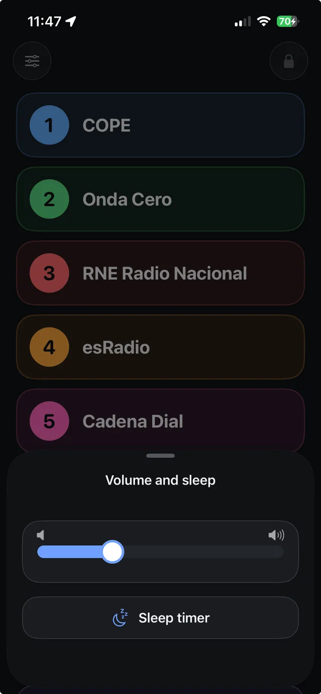 Radio Simple España's simple mode: five stations as big numbered colour buttons, with the volume bar below